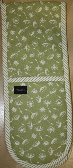 Avocado dandelion oven gloves